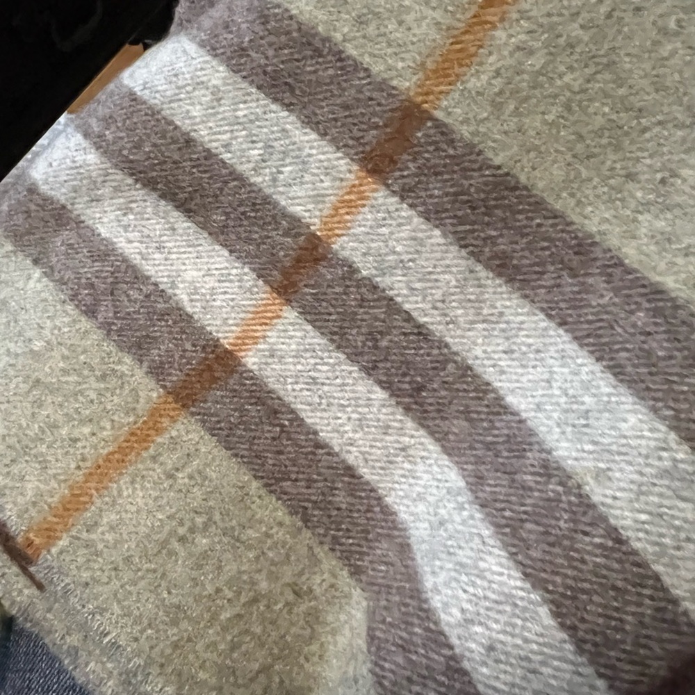 Authentic Burberry Classic big check cashmere unisex scarf - Picture 6 of 7